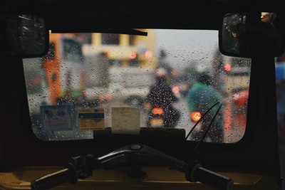 两个人骑着摩托车在下雨
